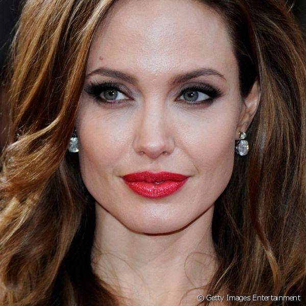 Angelina Jolie escolheu o batom vermelho para arrematar a maquiagem da cerim?nia do Oscar 2013. O visual contou ainda com olhos com esfumado preto no canto externo e c?lios alongados